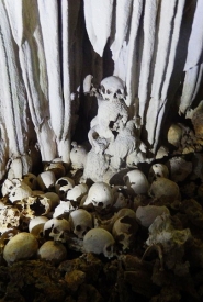 Cueva de Misioneros - Cementerio en Nueva Guinea - Serie Cementerios