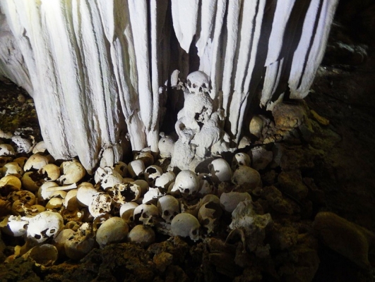 Cueva de Misioneros - Cementerio en Nueva Guinea - Serie Cementerios